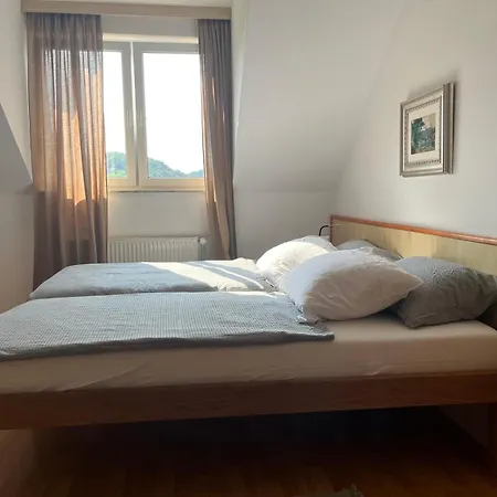 Karla's House Nočitev z zajtrkom 3*