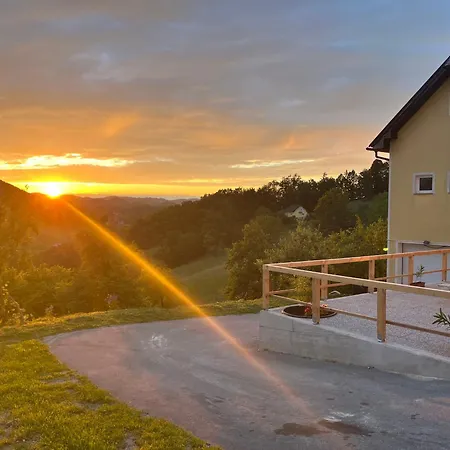 Karla's House Nočitev z zajtrkom 3*